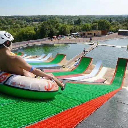 Avec Piscine Entre Terre Et Villa *