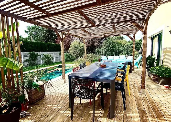 Avec Piscine Entre Terre Et Villa *